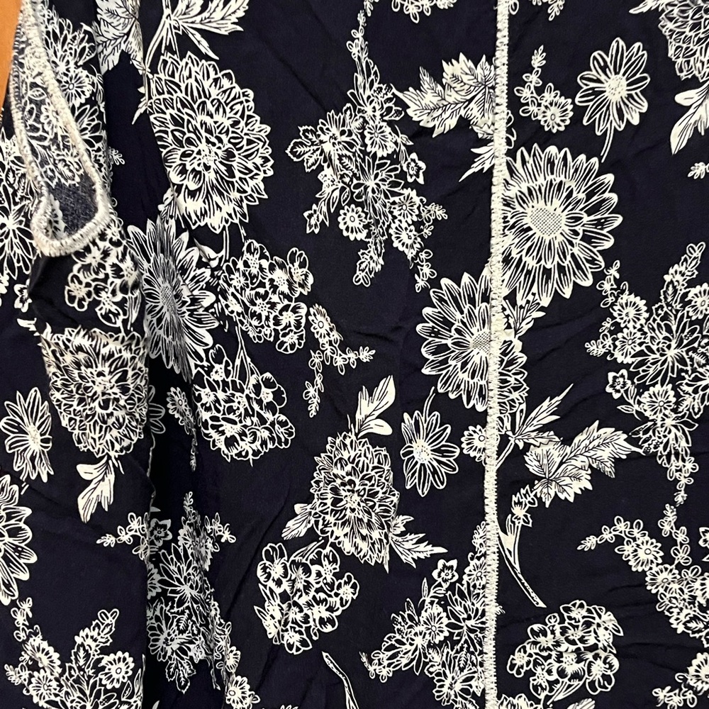 Floral Lace Trim Sleeveless Top - Black and White. 22/24 - Picture 2 of 5
